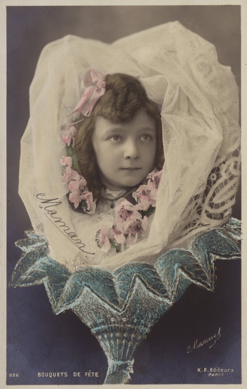 Nuori tyttö hunnussa kukkakimpun muodossa (sävytetty valokuvakollaasi) tekijältä French Photographer