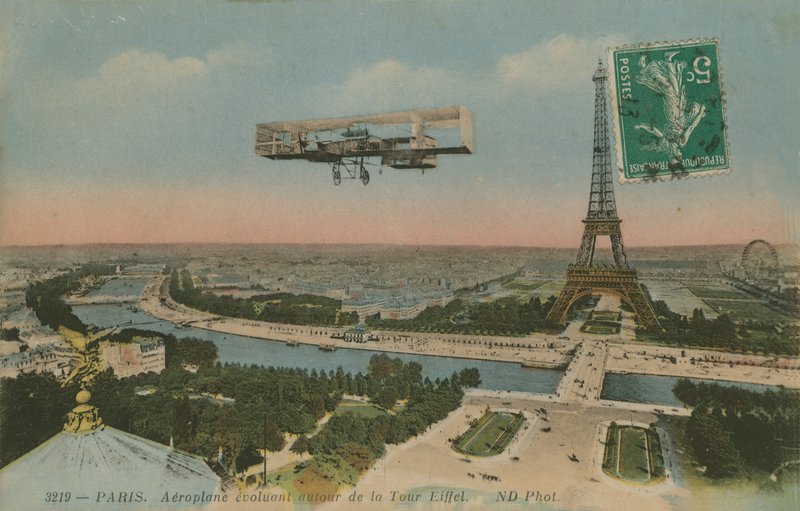 Lentokone kiertää Eiffel-tornia Pariisissa, Ranskassa. Postikortti lähetetty 1913. tekijältä French Photographer