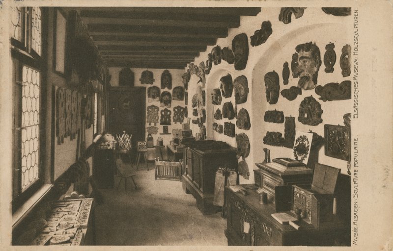 Elsassilainen museo, jossa on esillä puuveistoksia. Postikortti lähetetty 1913. tekijältä French Photographer