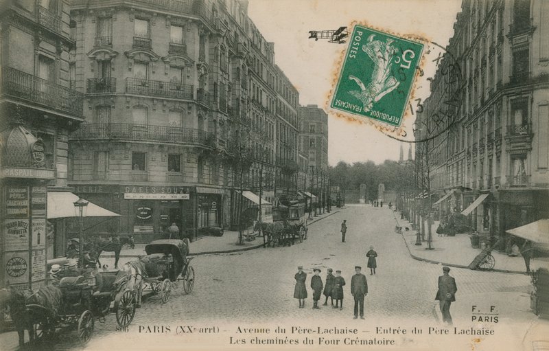 Avenue du Pere-Lachaise Pariisin 20. kaupunginosassa, Ranskassa. Katunäkymä Pere Lachaisen hautausmaan sisäänkäynnistä ja krematorion savupiipuista. Postikortti lähetetty 1913. tekijältä French Photographer