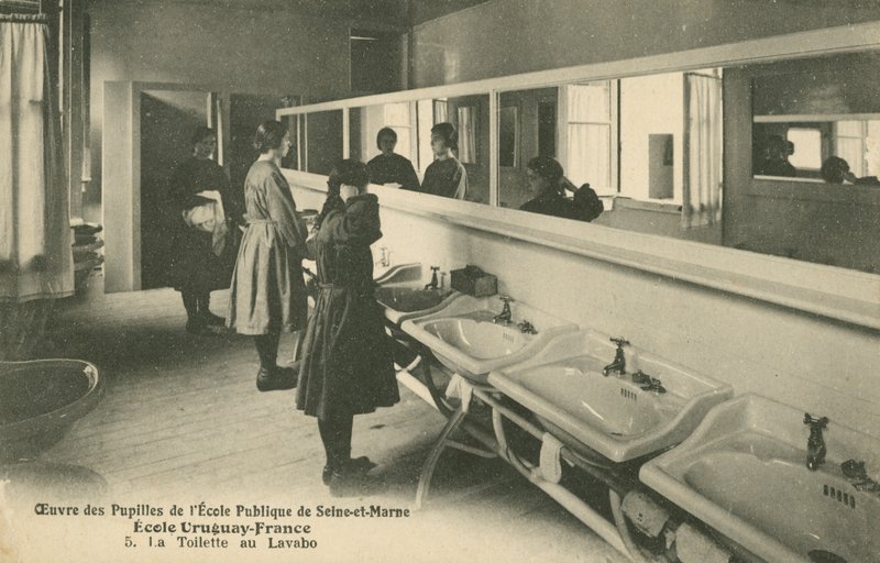Kylpyhuoneet Seine-et-Marnen julkisessa koulussa (m/v kuva) tekijältä French Photographer