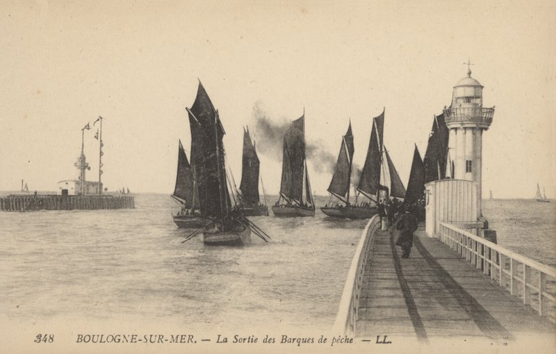 Boulogne-sur-Mer, Poistumassa kalastusveneistä (m/w kuva) tekijältä French Photographer