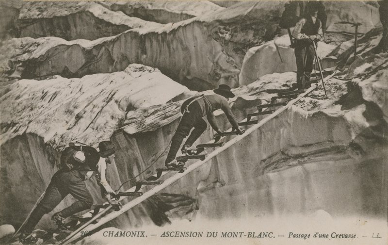 Chamonix - nousu Mont Blancille. Kiipeilijät ohittavat raon. Postikortti lähetetty 1913. tekijältä French Photographer