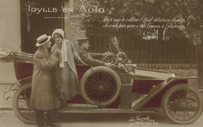 Pariskunta autolla (värikuva) tekijältä French Photographer