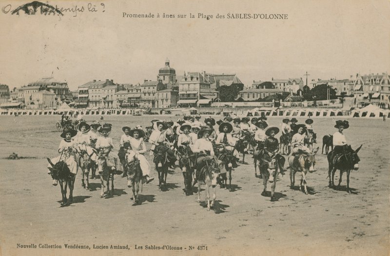 Aasi ratsastaa rannalla Les Sables-dOlonnessa Länsi-Ranskassa. Postikortti lähetetty 1913. tekijältä French Photographer