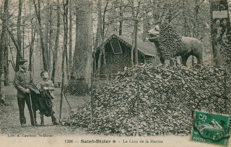 Isä ja poika katsovat leijonaveistosta Saint Dizierissä. Postikortti lähetetty vuonna 1913. Julkaisija Library of A Gauthier. tekijältä French Photographer