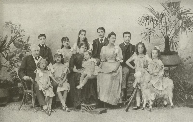Ferdinand De Lesseps vaimonsa ja lastensa kanssa (m/w kuva) tekijältä French Photographer