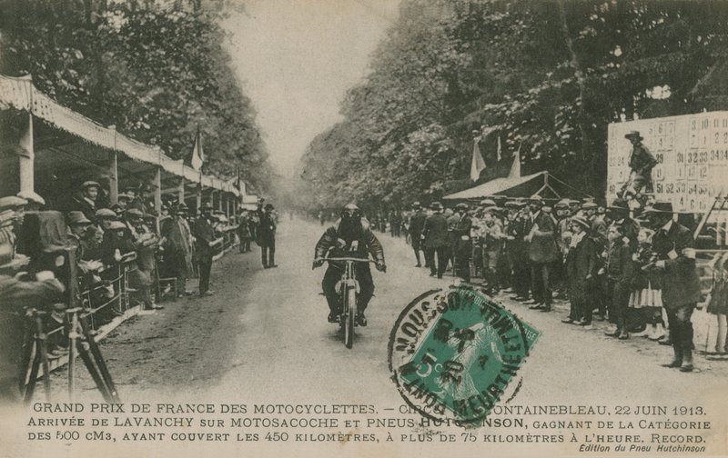 Ranskan moottoripyörän Grand Prix, Fontainebleau, 22. kesäkuuta 1913. Lavanchy voitti 500 cc:n luokan Motosacochella Hutchinson-renkailla ja suoritti 450 kilometrin radan yli 75 kilometrin tuntinopeudella tekijältä French Photographer