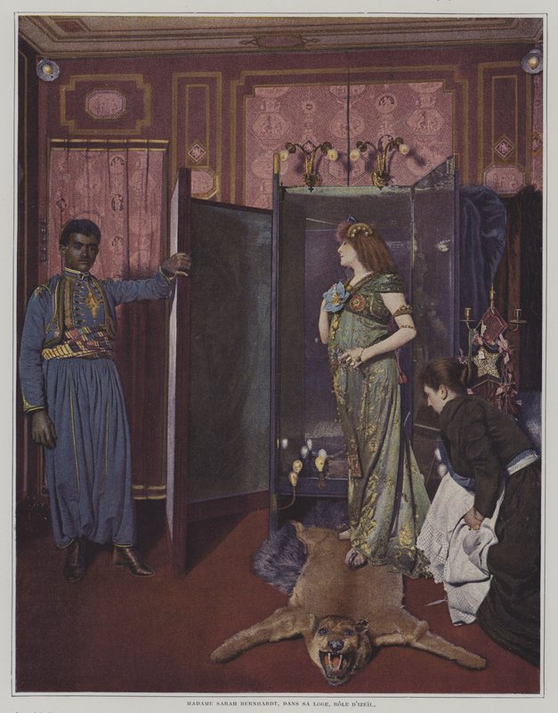 Ranskalainen näyttelijä Sarah Bernhardt pukuhuoneessaan asussaan Morandin ja Sylvestren näytelmän Izeil nimiroolissa (värikuva) tekijältä French Photographer