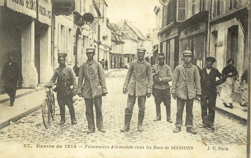 Saksalaisia vankeja Soissonsin kaduilla, Ranskassa, ensimmäinen maailmansota (m/w kuva) tekijältä French Photographer