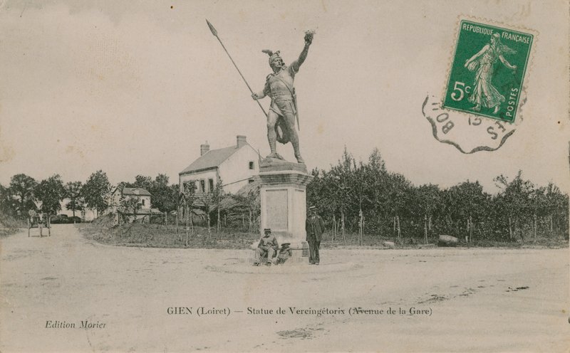 Gien (Loiret), Vercingetorixin patsas. Postikortti lähetetty 1913. tekijältä French Photographer