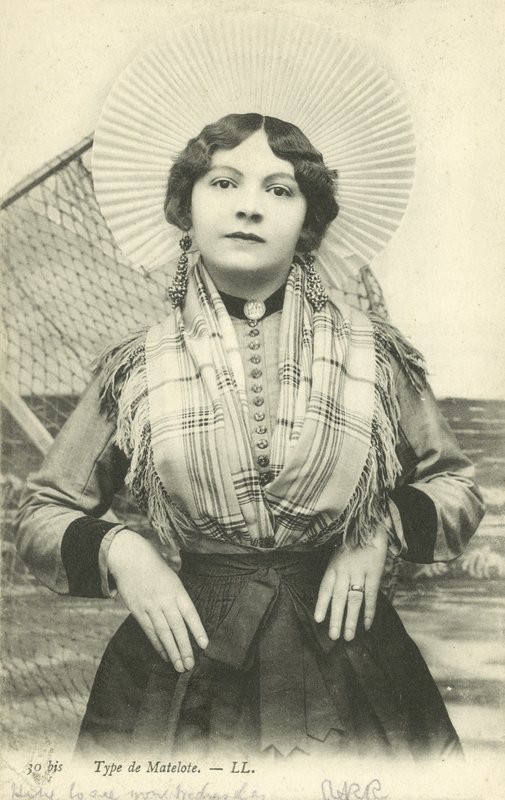 Tyttö pukeutunut mataloteksi (väri litho) tekijältä French Photographer