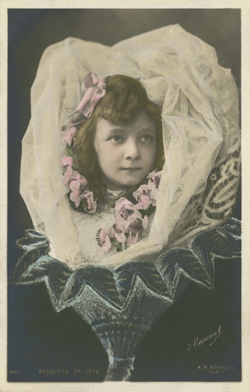 Tyttö kukassa (värikuva) tekijältä French Photographer