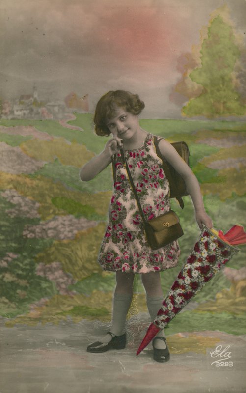 Tyttö kukkamekossa, kantaen kukilla koristeltua kartiota tekijältä French Photographer