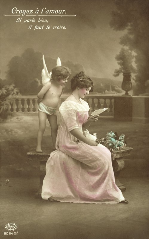 Tyttö lukee rakkauskirjettä, ja Cupid katsoo olkapäänsä yli tekijältä French Photographer