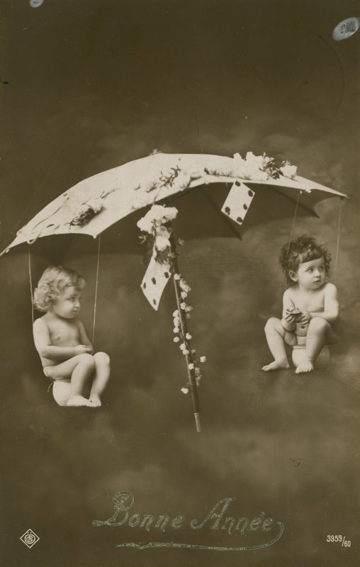 Onnellista uutta vuotta kortti, jossa kaksi vauvaa roikkuu sateenvarjossa, lähetetty vuonna 1913 tekijältä French Photographer