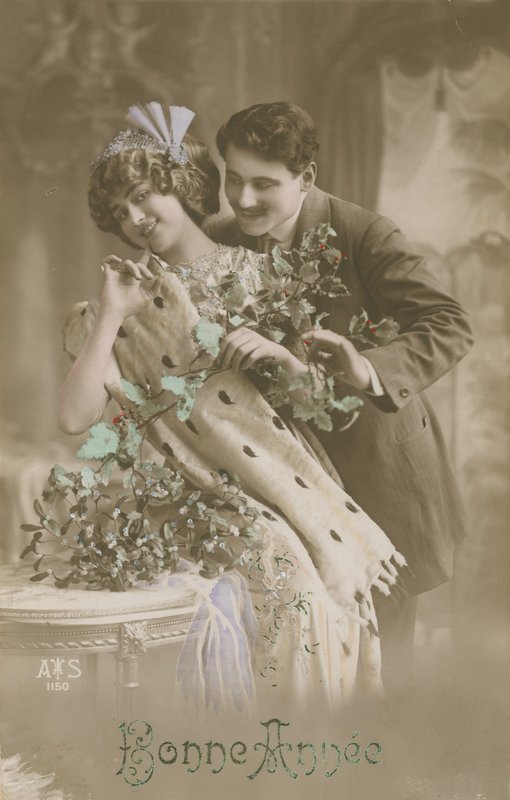 Hyvää uutta vuotta onnittelukortti, jossa romanttinen pariskunta pitelee misteliä, 1913 (käsinvärinen valokuva) tekijältä French Photographer