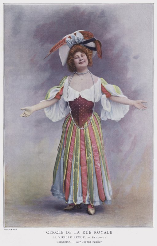 Jeanne Saulier Colombinena La Vieille Revuessa (värillinen kuva) tekijältä French Photographer