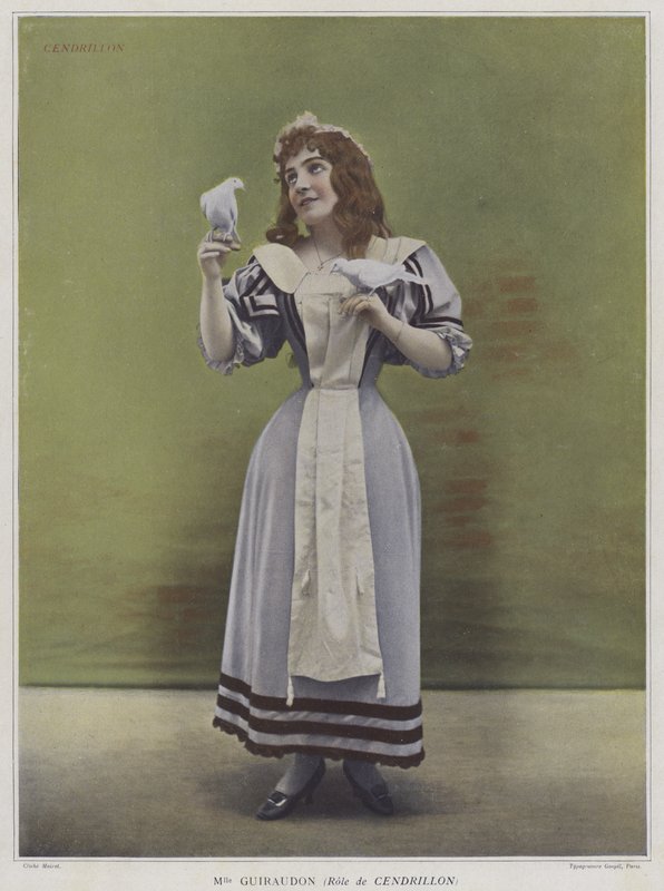 Julie Guiraudon nimiroolissa elokuvassa Cendrillon (Cinderella) (värillinen kuva) tekijältä French Photographer