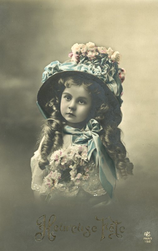 Pieni tyttö isossa hatussa (värikuva) tekijältä French Photographer