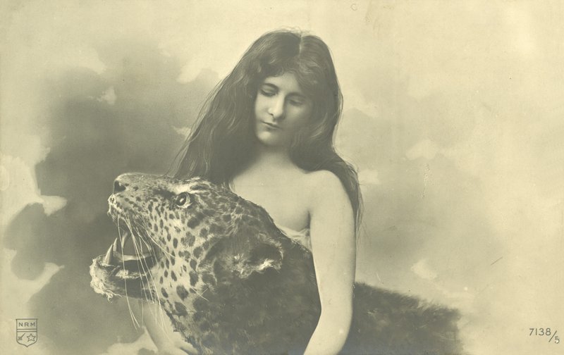Pitkäkarvainen tyttö kädet ympärillä täytetty leopardi (m/w kuva) tekijältä French Photographer