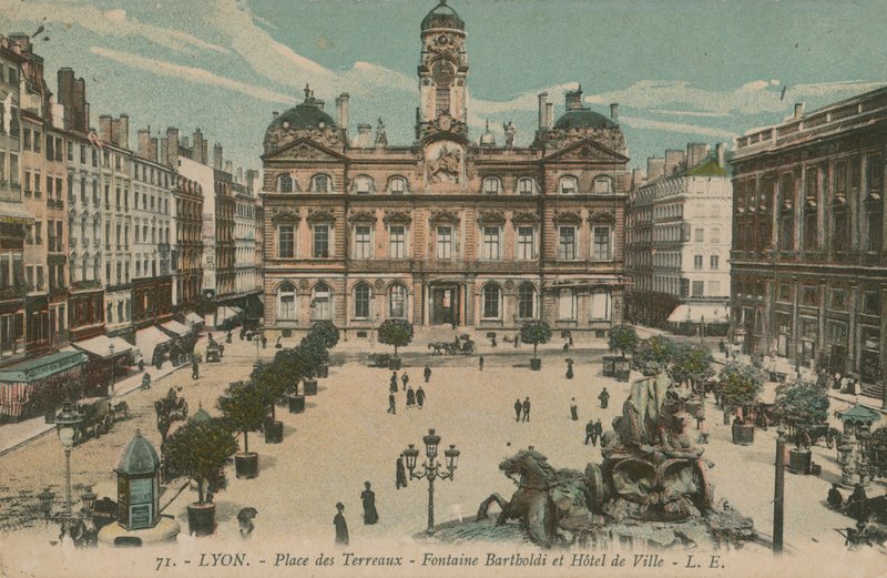 Lyon - Place des Terreaux - Bartholdin suihkulähde ja kaupungintalo. Vuonna 1913 lähetetty postikortti. tekijältä French Photographer