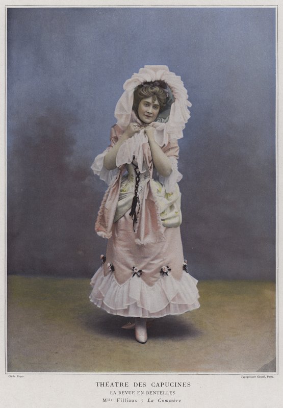 Mademoiselle Filliaux La Commerena La Revue des Dentellesissä (värillinen kuva) tekijältä French Photographer