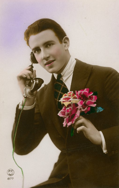 Mies puhelimessa, kädessään kukkia tekijältä French Photographer