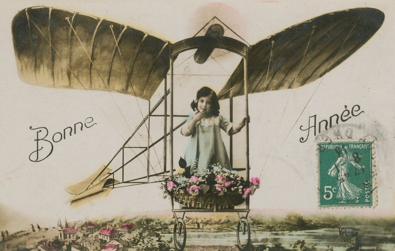 Uudenvuoden onnittelukortti tytöstä lentokoneessa, 1913 (käsinvärinen kuva) tekijältä French Photographer