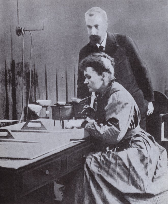 Pierre ja Marie Curie, Radiumin löytäjät, laboratoriossa Pariisin yliopistossa, 1898 tekijältä French Photographer