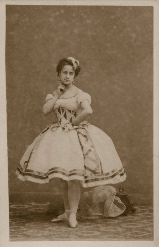 Muotokuva tanssijasta (m/w kuva) tekijältä French Photographer