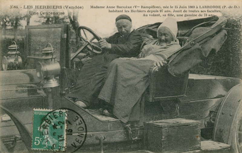 Postikortti rouva Anne Brugeresta autossa 73-vuotiaan tyttärensä Les Herbiersin kanssa, lähetetty vuonna 1913 tekijältä French Photographer