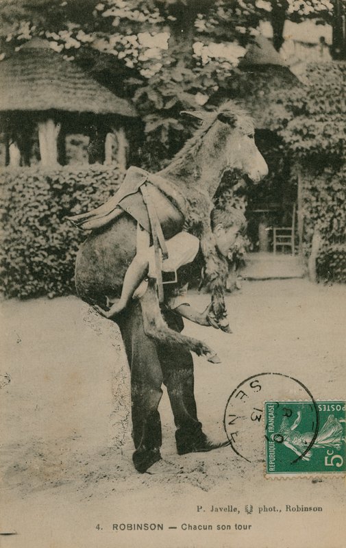 Vuonna 1913 lähetetty postikortti, jossa mies kantaa aasia. tekijältä French Photographer