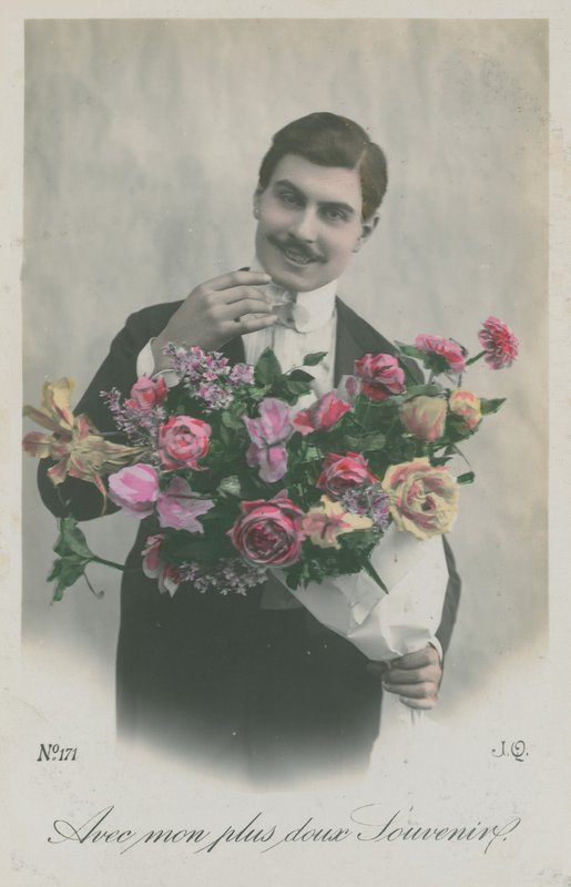 Postikortti miehestä, jolla on kukkakimppu, lähetetty vuonna 1913 (käsinvärinen kuva) tekijältä French Photographer
