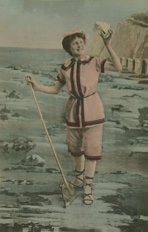 Postikortti naisesta, jolla on kalaverkko ja simpukka, lähetetty vuonna 1913 (käsinvärinen valokuva) tekijältä French Photographer