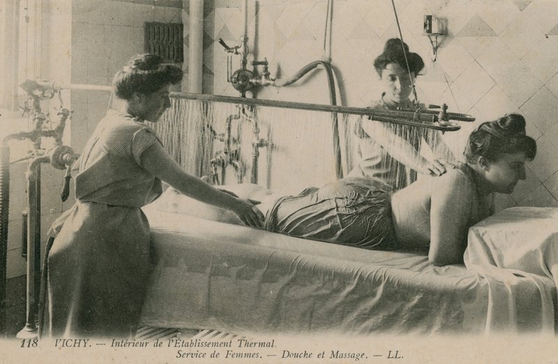 Postikortti naisesta, joka saa suihkun ja hieronnan Vichyn lämpökylpylässä, lähetetty vuonna 1913 tekijältä French Photographer
