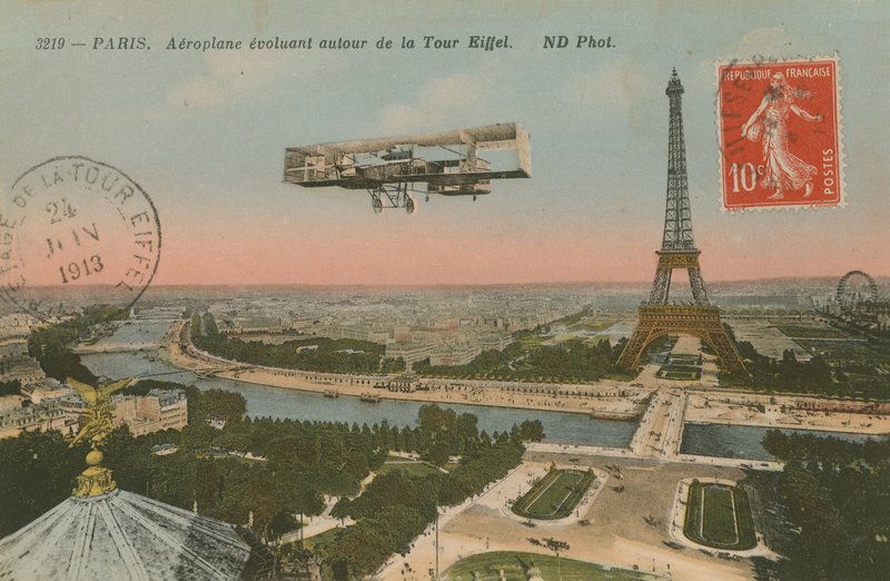 Postikortti lentokoneesta, joka kiertää Eiffel-tornia, lähetetty vuonna 1913 (käsinvärinen kuva) tekijältä French Photographer