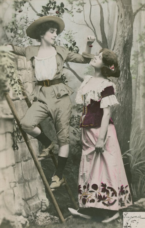 Postikortti, jossa on kaksi tyttöä pukeutuneena kirsikoihin, lähetetty vuonna 1913 (käsinvärinen kuva) tekijältä French Photographer