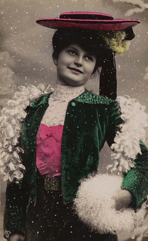 Kaunis tyttö hienoissa vaatteissa, lumessa tekijältä French Photographer
