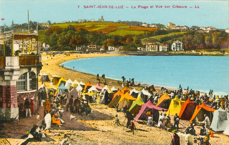 Saint-Jean-de-Luz, ranta ja näkymä Ciboureen (värikuva) (värikuva) tekijältä French Photographer