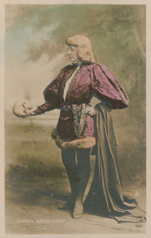 Sarah Bernhardt puvussa Hamletina tekijältä French Photographer