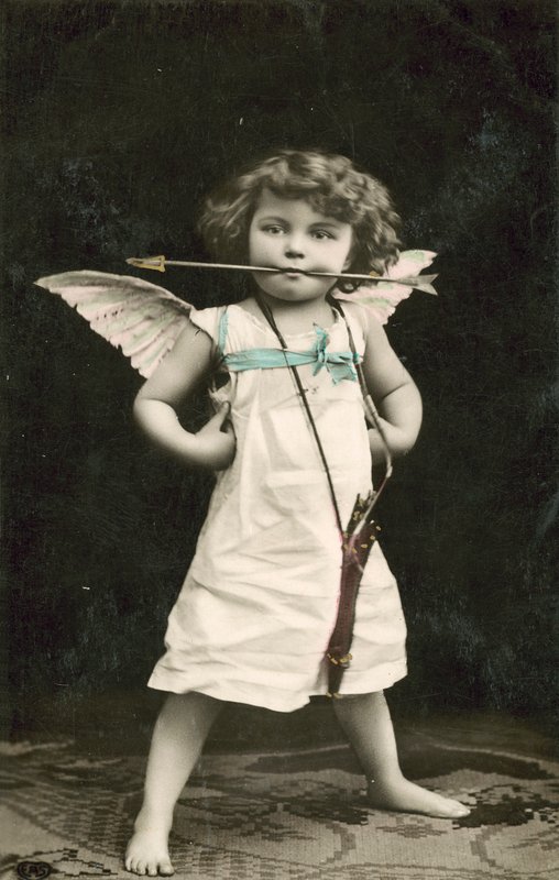 Pieni poika, pukeutunut Cupidoksi, nuoli suussaan tekijältä French Photographer
