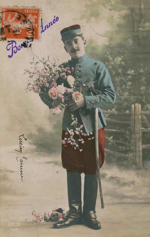 Sotilas kantaa kukkakimppua, uudenvuodenpostikortti, 1913 tekijältä French Photographer