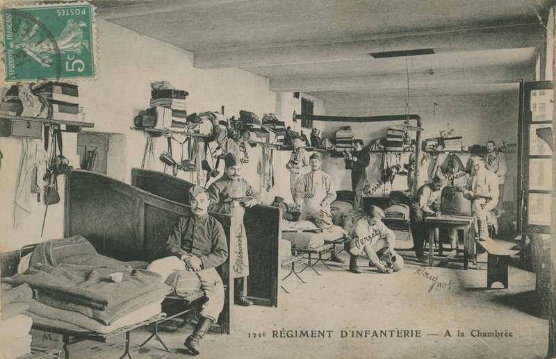 Ranskan 121. jalkaväkirykmentin sotilaat kasarmeissaan. Postikortti lähetetty 1913. tekijältä French Photographer