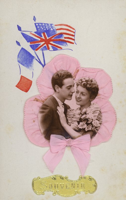 Matkamuistokortti, jossa on Ranskan, Englannin ja Amerikan liput tekijältä French Photographer
