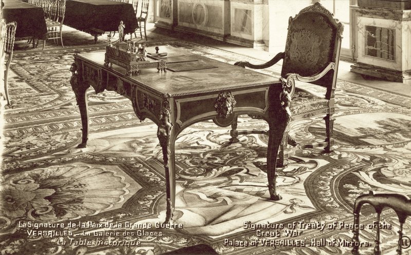 Pöytä Versaillesin palatsin peilisalissa, johon Versaillesin sopimus allekirjoitettiin (m/v kuva) tekijältä French Photographer