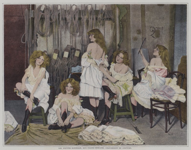 Barrison Sisters Folies-Bergeressä puvunvaihdon aikana tekijältä French Photographer