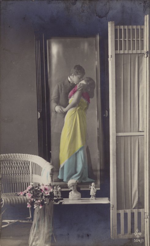 Heijastus peilissä, jossa nuori pari suutelee (sävytetty kuva) tekijältä French Photographer