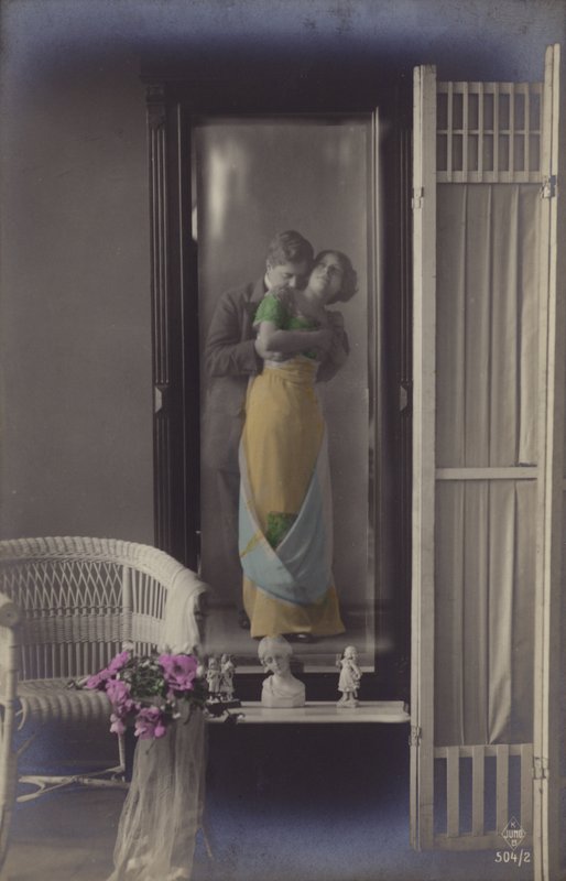 Heijastus peilissä, jossa nuori pari suutelee (sävytetty kuva) tekijältä French Photographer