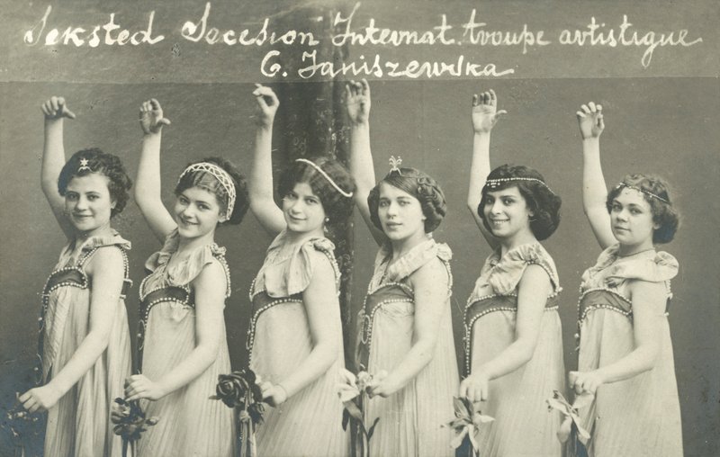 Nuorten naistanssijoiden joukko hymyillen tekijältä French Photographer